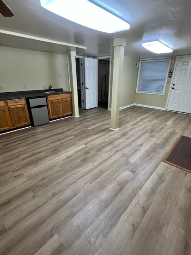 Building Photo - Black Mountain Rental