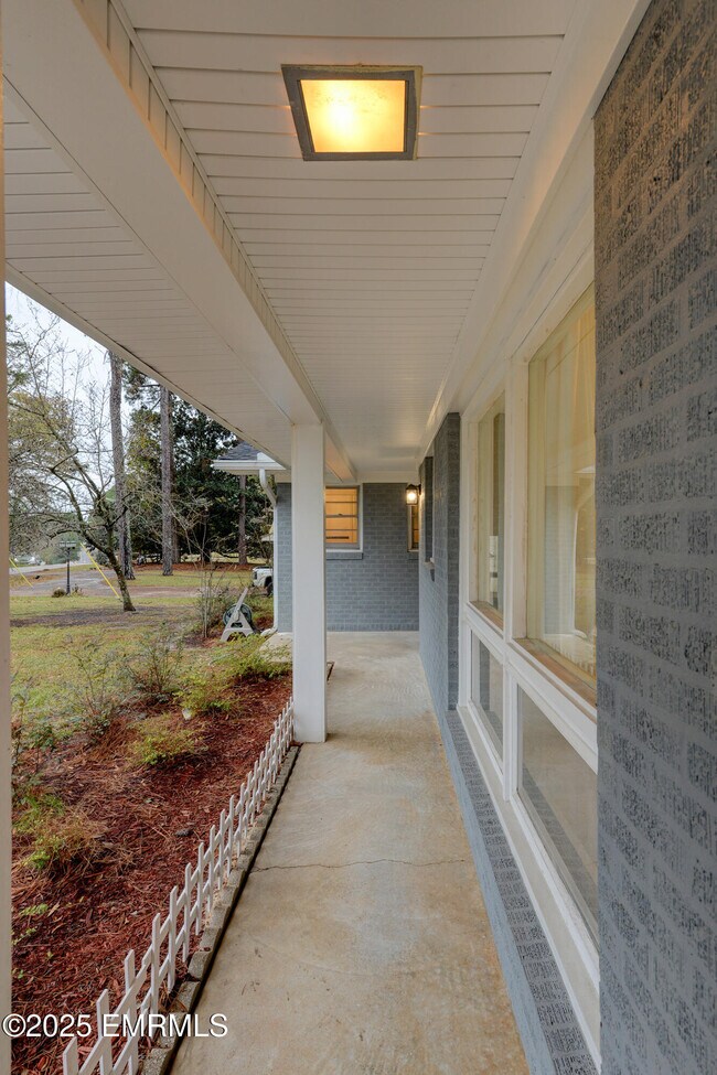 Building Photo - 1390 N Hills St