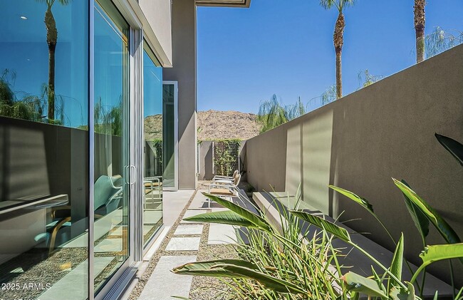 Building Photo - 5455 E Lincoln Dr