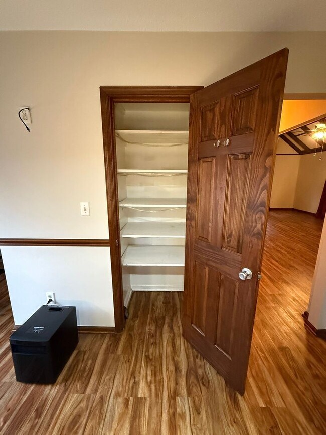 Building Photo - Rent free December & January  ! Sign a lease in December and enjoy December and January rent free!