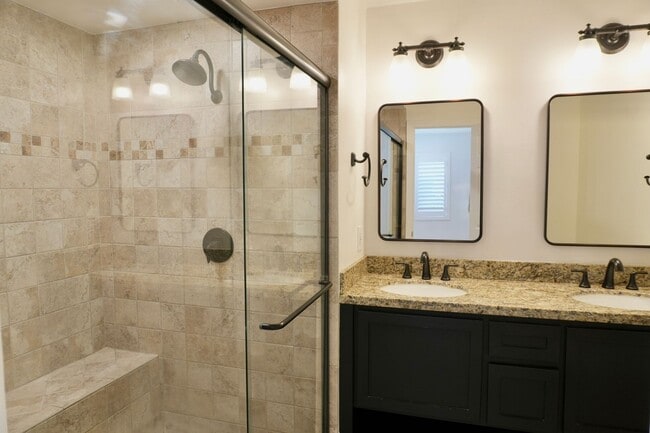 Building Photo - Beautifully Renovated 3B/2BA Home in La Ha...