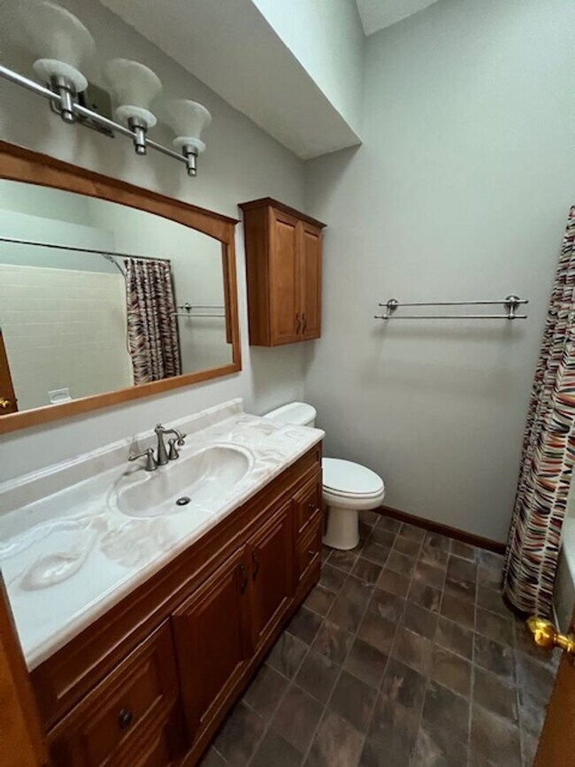 Building Photo - Bright & Spacious 3 Bedroom With Finished ...