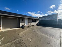 Building Photo - Newly renovated Duplex!