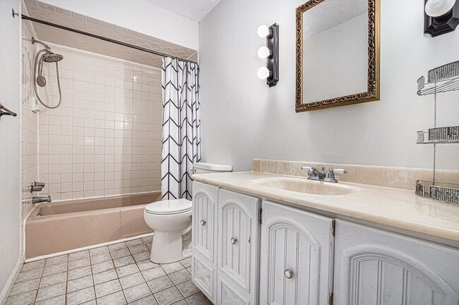 Building Photo - Pet-Friendly 4 Bed, 2.5 Bath Home with Lak...