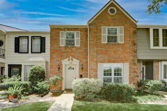 Building Photo - 3 BD / 2.5 BR Townhome in Memorial Club co...