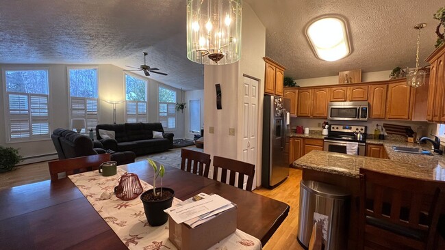 Building Photo - Single Family House off Turpin! 3 Bed/2 Ba...
