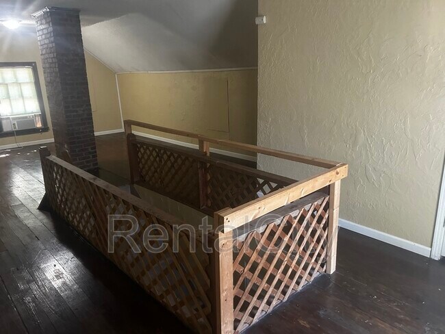 Building Photo - 427 E Deaderick St