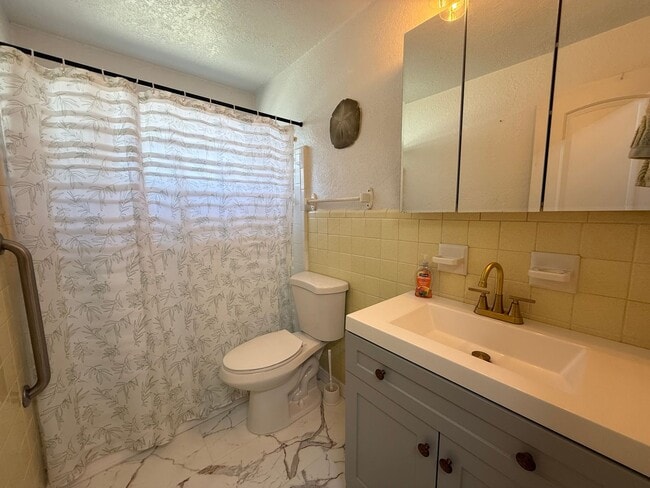 Building Photo - Great Location-3 Bedroom Daytona Beach Home w/Large AMAZING Backyard!