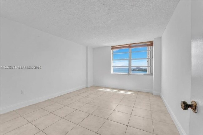 Building Photo - 150 SE 25th Rd