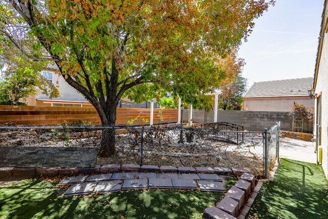 Building Photo - 3 Bedroom Single Story Northwest Vegas Home