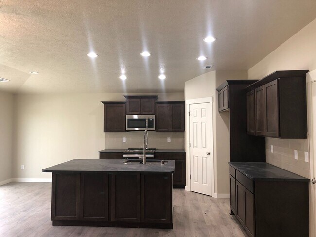 Building Photo - 3 Bed 2 bath Home for Rent!