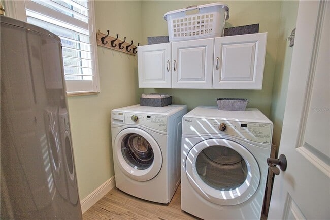 Building Photo - 830 The Esplanade N