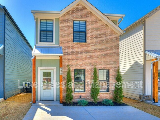 Building Photo - 612 W 2nd St