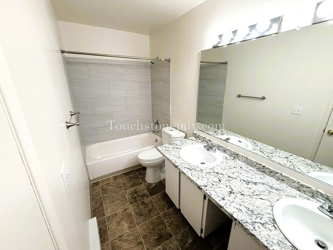 Building Photo - Charming 2-Bedroom Apartment in the Heart ...