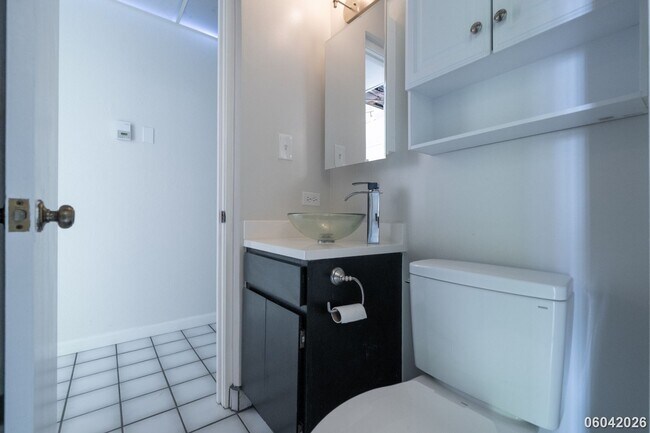 Building Photo - Luxury High-Rise Living on the 38th Floor