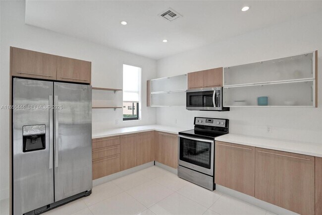 Building Photo - 516 SE 1st Cir