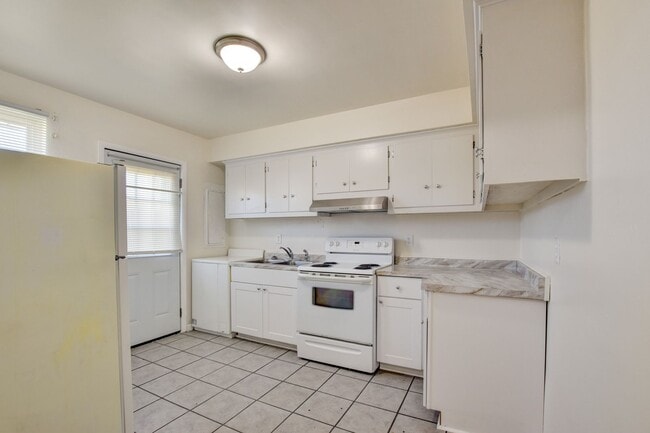 Building Photo - 936-938 Schumann Dr