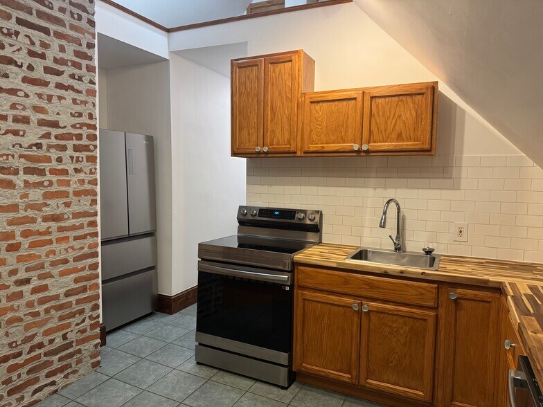 Building Photo - 590 Weld St
