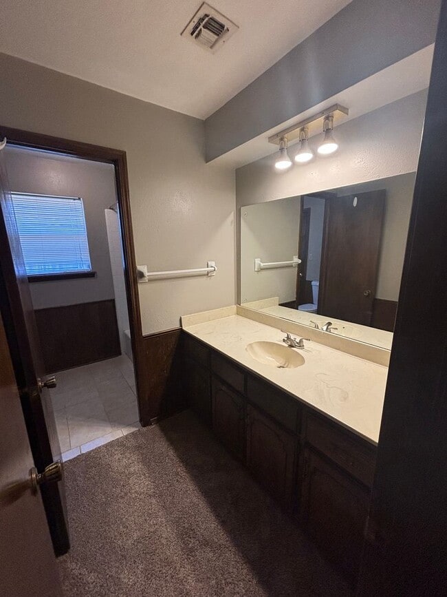 Building Photo - Spacious 3 bedroom, 2 bathroom home availa...