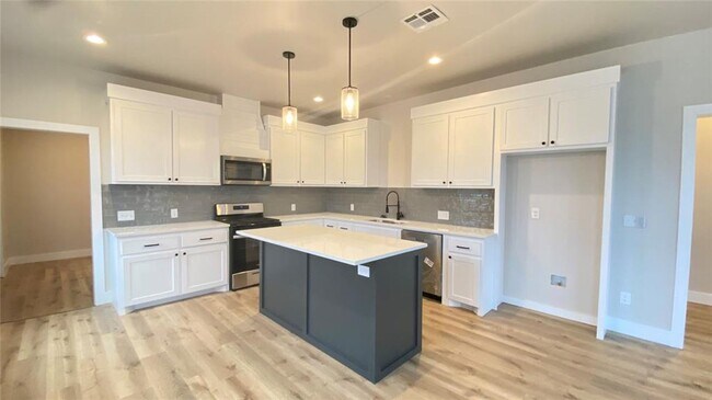 Building Photo - Remodeled 5 bedroom home in Mcloud!