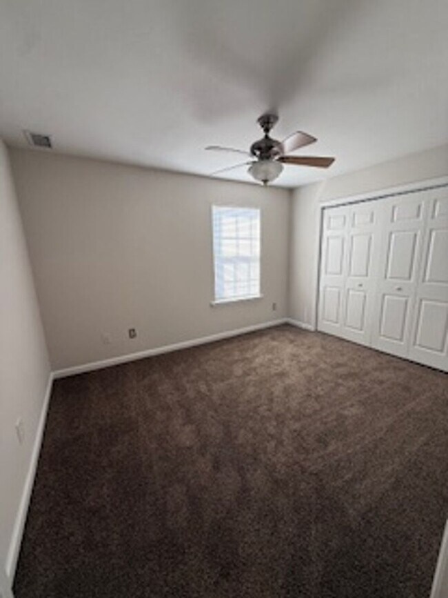 Building Photo - 4556 Deslin Dr