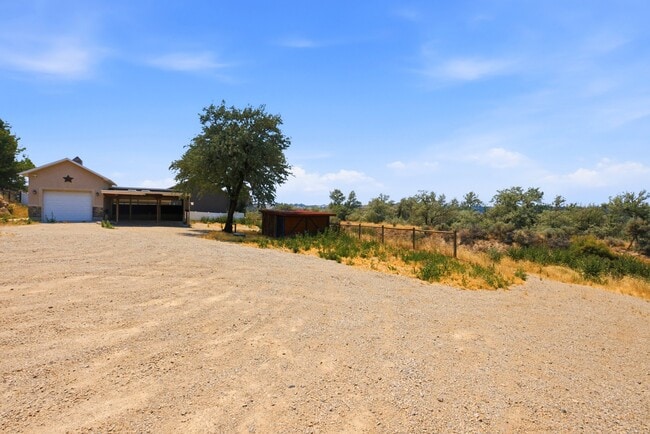Building Photo - 722 W Webb Rd