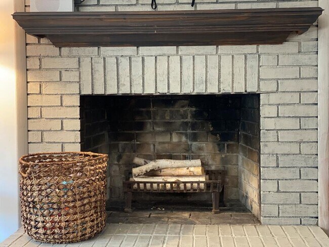 Building Photo - 2112 Westfield Dr