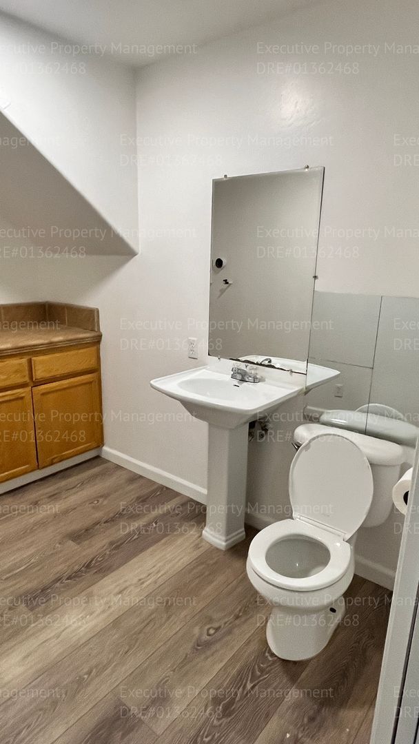 Building Photo - Spacious 3 bedroom, 2.5 bathroom townhome....