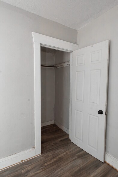 Building Photo - 1600 E 49th St