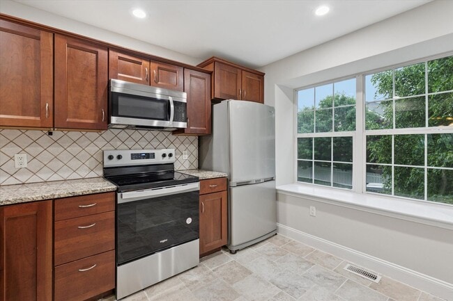 Building Photo - 3B/4B Townhome in Phoenixville!