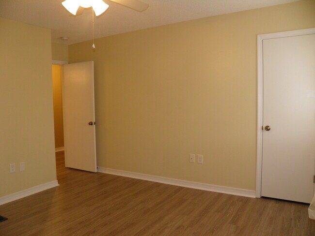 Building Photo - 1843 Whispering Oaks Ln