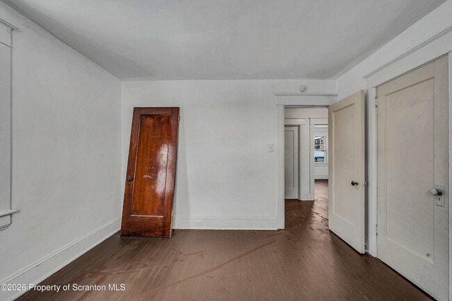 Building Photo - 208 E Warren St