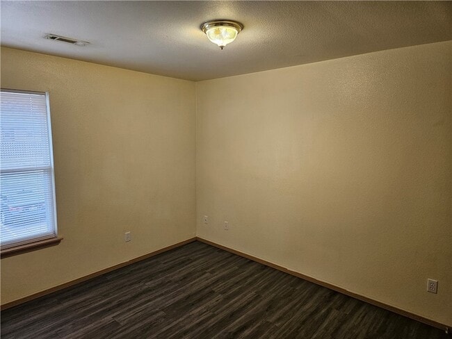 Building Photo - 616 Sadie Ln