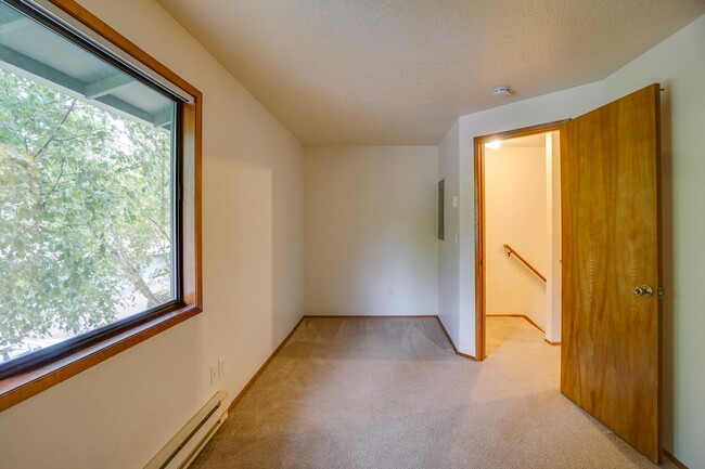 Building Photo - December Rent Free! Fanno Creek Condo - Lo...