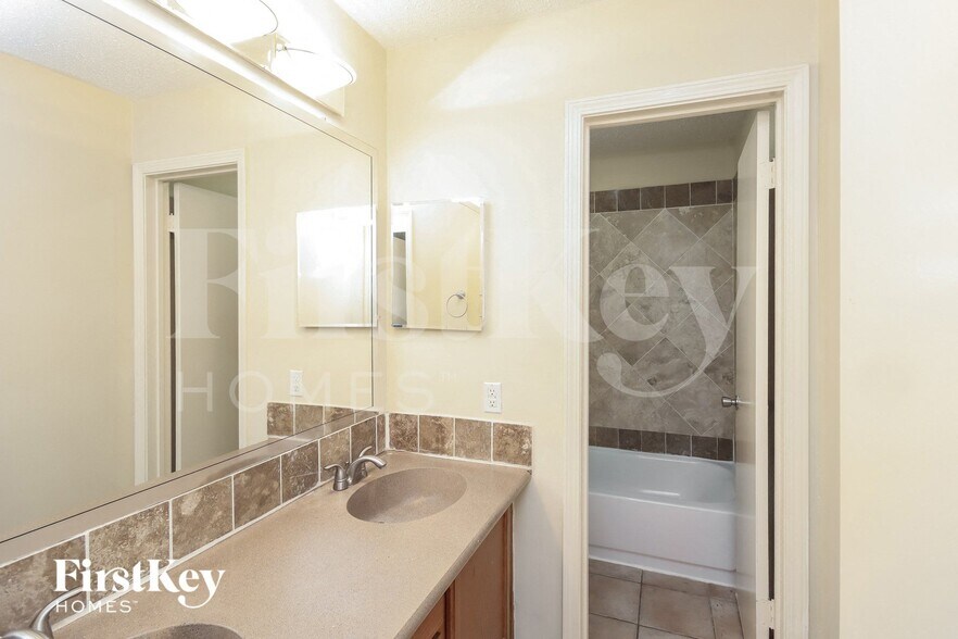 Building Photo - 17002 Enchanted Cir E