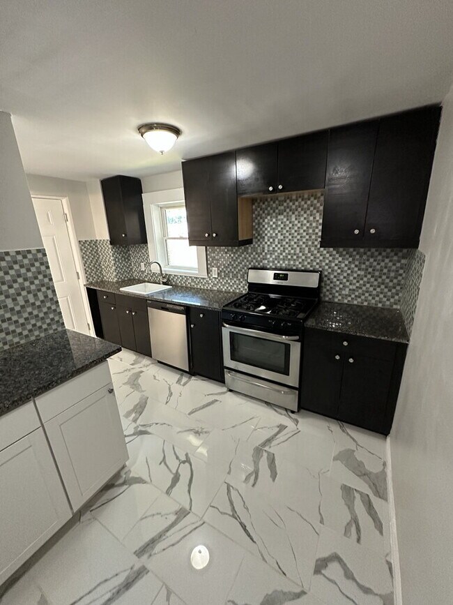 Building Photo - 2153 Loth St