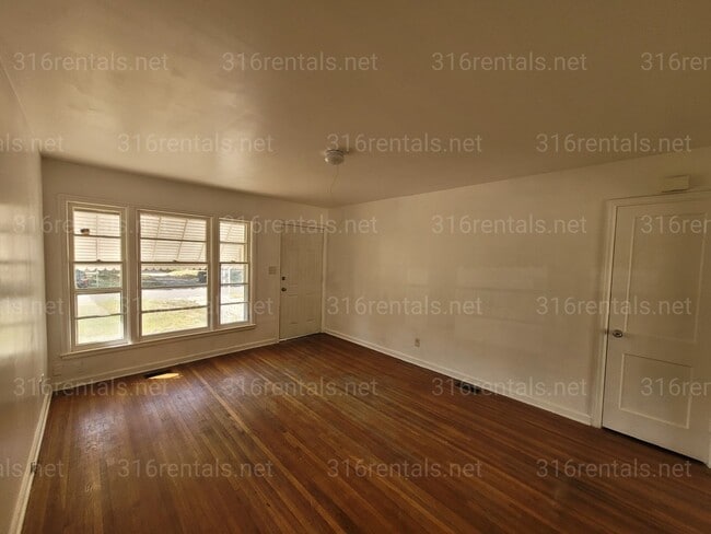 Building Photo - $1,050 - 3 bedroom/ 1 bathroom - Single Family Home