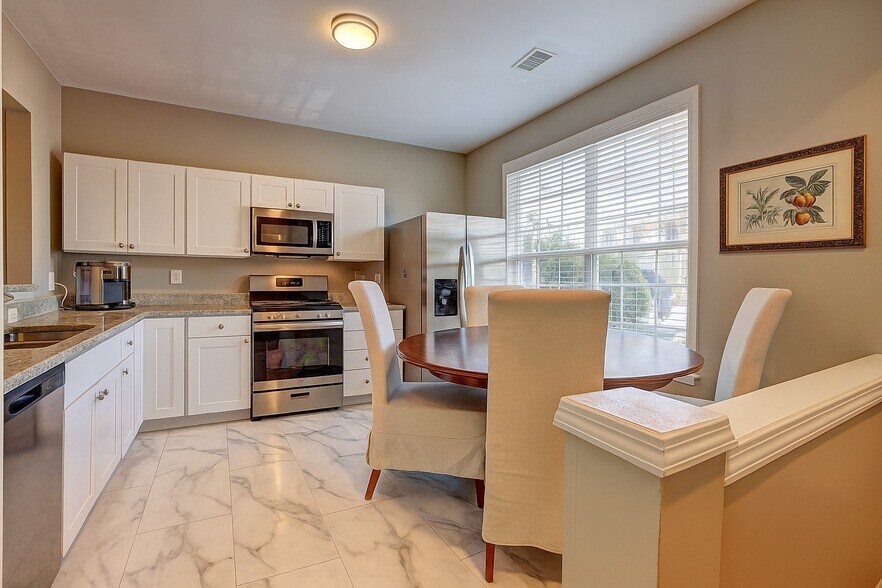 Kitchen - 1295 Kilmington Ct