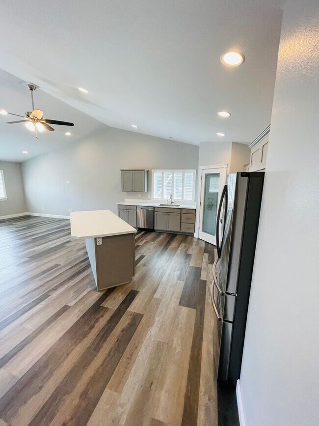 Building Photo - Entertainers delight, 3bdrm 2.5 bath home ...