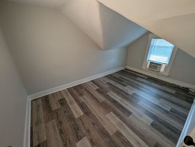 Building Photo - Beautiful Housing Convenient to Xavier Campus with Bonus Room
