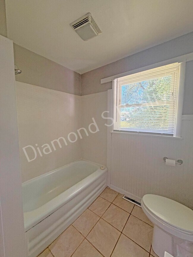 Building Photo - MOVE IN SPECIAL!  Spacious 3 Bed, 2 Bath Home with Large Yard Available!