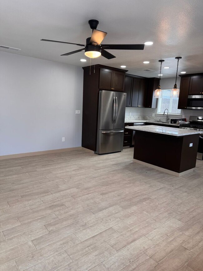 Building Photo - Newly Remodeled 2 Bedroom, 2 Bath Back House