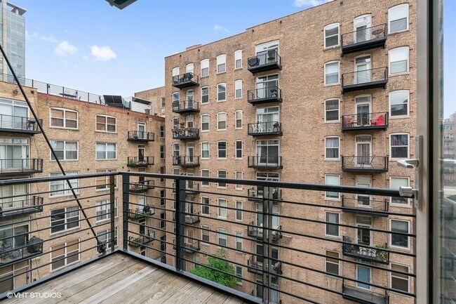 Building Photo - 420 S Clinton St