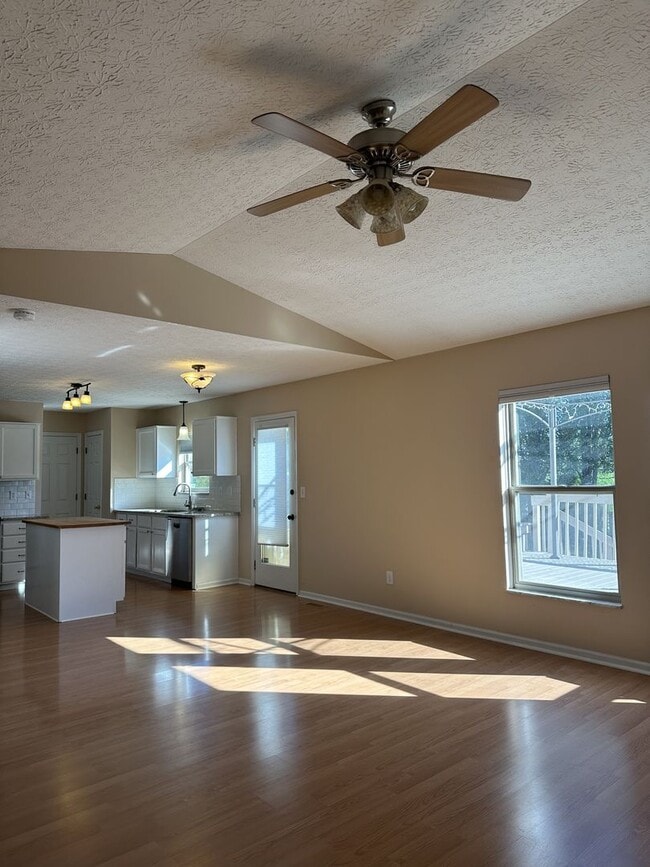 Building Photo - Welcome to this stunning 3 bed/3 bath single-family home located in the vibrant city of Columbus,...