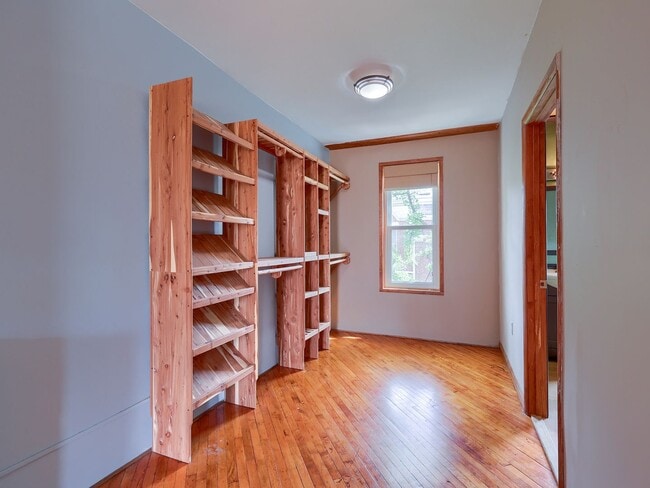 Building Photo - Large 2BR/2BTH house on Penn St!