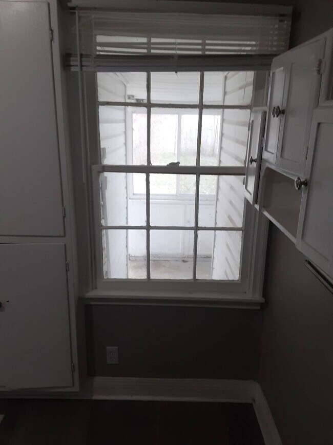 Building Photo - Welcome to 1161 Lincoln! 2 bedrooms & 1.5 bths