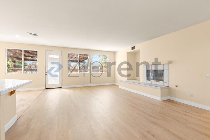 Building Photo - Unit
