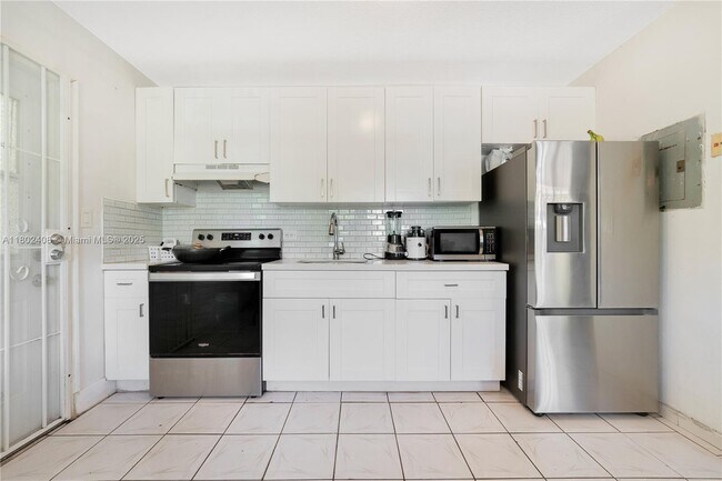Building Photo - 460 NE 75th St