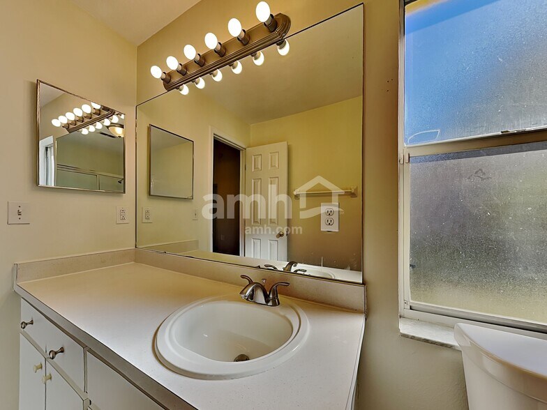 Building Photo - 1028 Chelsea Parc Dr