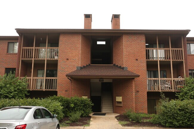 Building Photo - One Bedroom with a Den at Turtle Creek!